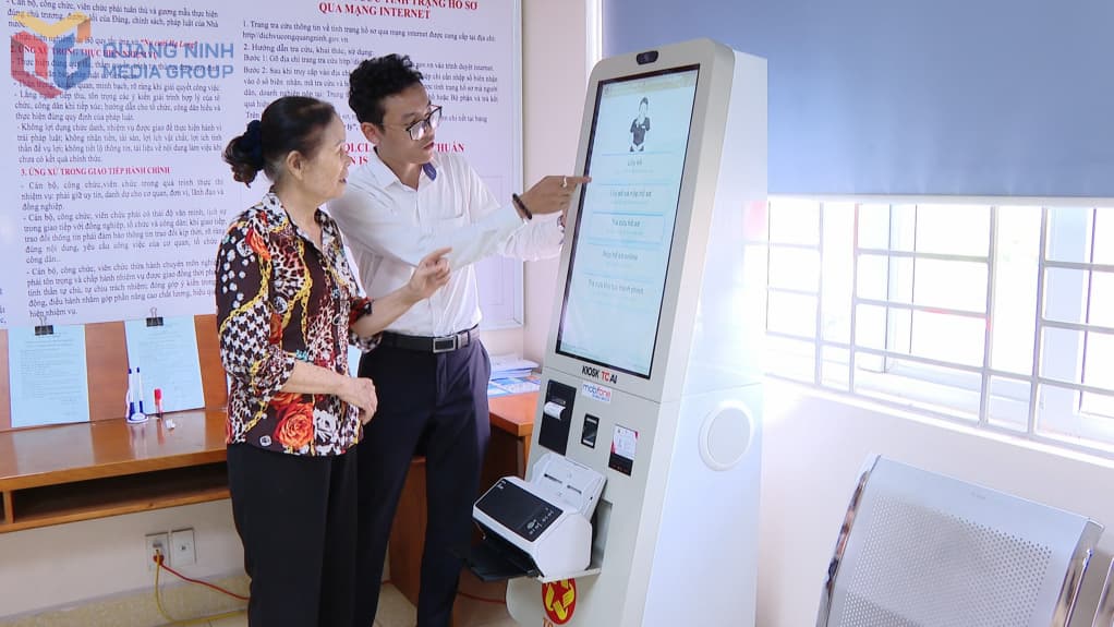 Kiosk thông minh tạo thuận lợi cho người dân giải quyết TTHC